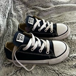 Navy Chuck Taylor All Star Classic
LITTLE KIDS LOW TOP SHOE Size 10